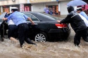 在风雨中，我们永远都不会被淋湿（在风雨中，我们永远都不会被淋湿）