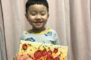 以强颜欢笑战胜困境（一个女孩的成长故事）