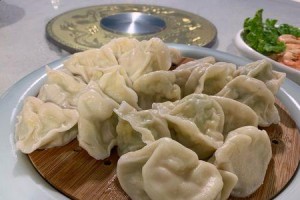热气腾腾的美食传统（手工制作的饺子，家庭团聚之必备）