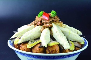 团圆年——吃团年饭（一个人离家闯荡十年，回到家乡，与家人一起吃年夜饭的故事）