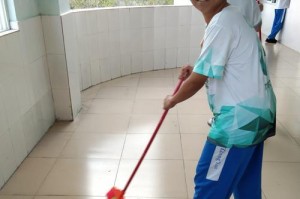 一位保洁阿姨的坚守（她不仅扫地、拖地，更是学生心灵的守护者）