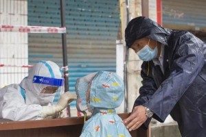风雨中的拼搏（迎难而上，永不言弃）