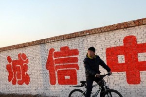 十：在这样的行为中，小明也懂得了一个道理：诚信不仅要体现在个人行为上，更要体现在集体意识上。