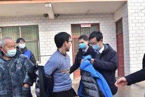 追梦的路上遭遇重重困难，他依然坚定不移（以困难面前见真情）