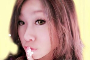 一个女孩在泪水中蜕变成坚强的女性（一个女孩在泪水中蜕变成坚强的女性）