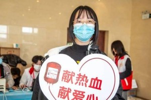 满载生命的人（饱经风雨，依然坚韧；慈悲温暖，感化众生。）