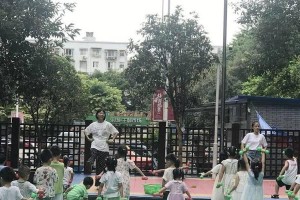 温暖伴随我成长（一个小女孩的成长故事）