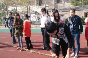 难忘的班级拔河比赛（勇气和团结精神的展示）