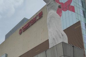 家人逛超市的经历（在购物中体验家庭温暖）
