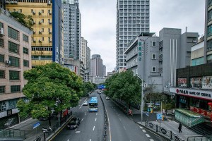 热闹街景的故事（一个孤独的人在拥挤的城市中寻找自己）