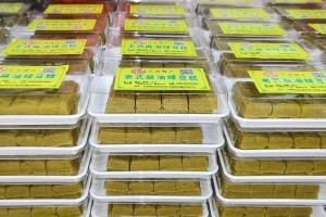 每当放学后，我总会拿着我的小棒子跑到河边去。那时候江水非常清澈，仿佛是由蓝色的水晶所组成的。