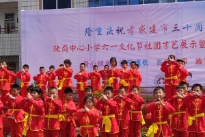 多彩的童年（小朋友们的六一狂欢）