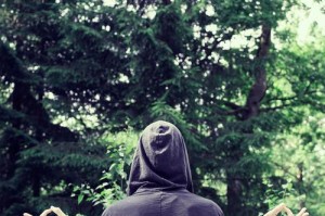 拥抱自由，成就自己。（她在草地上看风景，你在网上看她。）